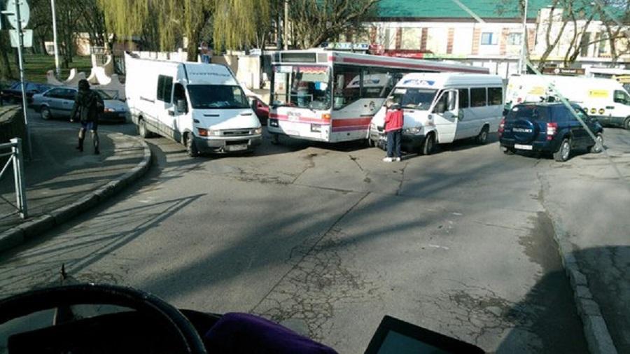 В районе бывшего кинотеатра «Родина» из-за ДТП серьезно затруднено движение (фото)