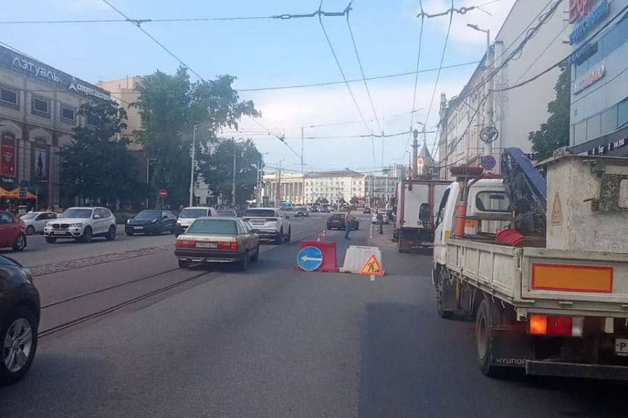 В центре Калининграда частично перекрыто движение из-за коммунальной аварии (фото)