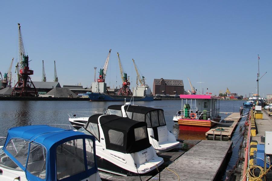В Калининграде появилась первая плавучая заправочная станция для судов