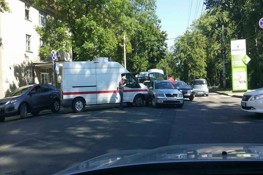 В Калининграде ДТП со «скорой» и такси блокировало один из выездов к побережью (фото)