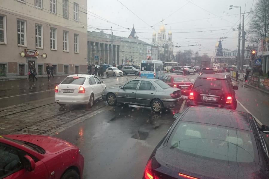 На проспекте Мира образовалась пробка из-за аварии (фото)