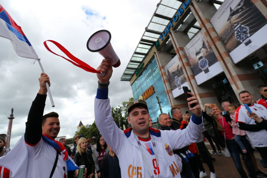 От Катюши передай привет: сербские болельщики перед игрой в Калининграде (видео)
