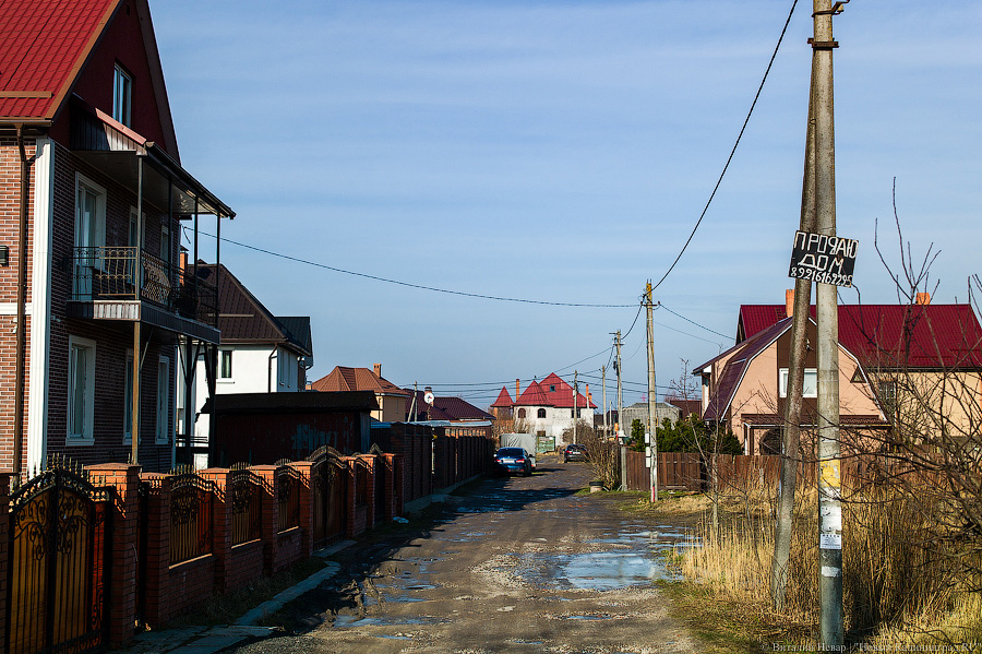 «Судьбы людей никого не волнуют»: что происходит с изъятием земли и домов под мост через залив