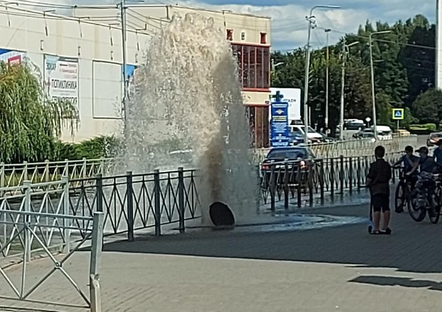 «Попал камушек»: в центре Черняховска образовался «гейзер» (видео)