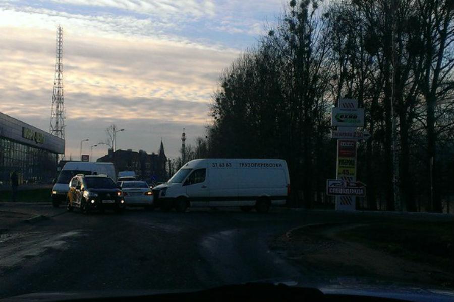 Из-за ДТП с участием фургона и легковушки образовалась пробка на ул.Гагарина (фото)