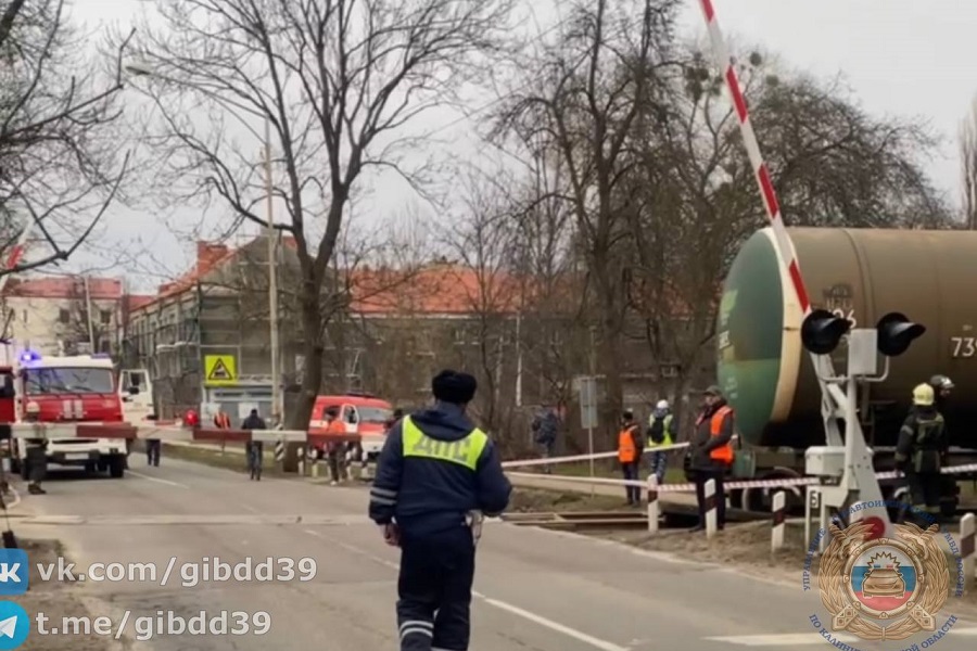 В Калининграде у ж/д переезда на Камской сошли с рельсов вагоны, движение перекрыто (фото)