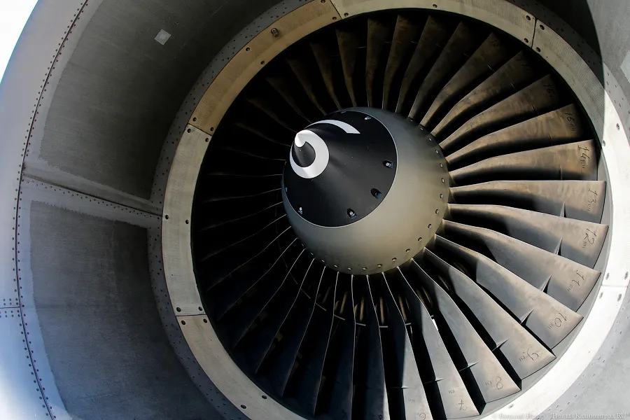 В аэропорту Антальи загорелся двигатель самолета Sukhoi Superjet 100