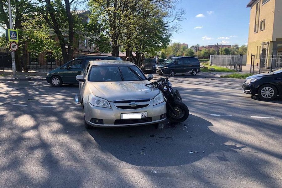 В Калининграде «Шевроле» сбил мотоцикл, ехавший по встречке (фото)