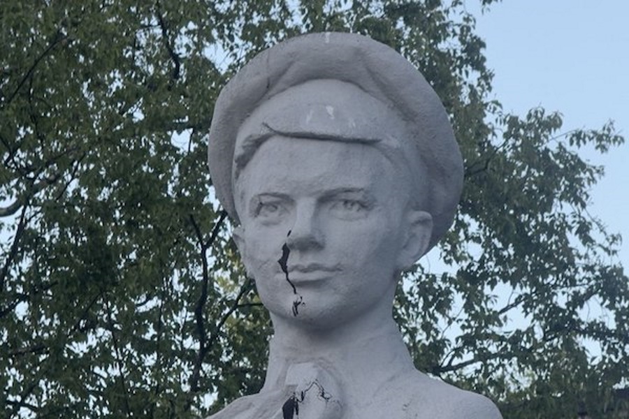 Горвласти обратились в полицию из-за облитого краской памятника Павлику Морозову (фото)