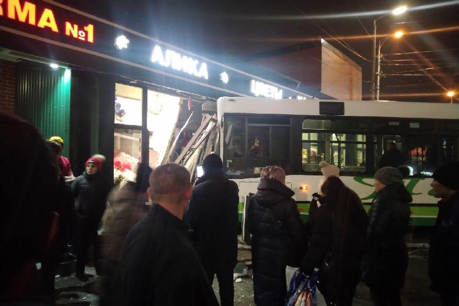 ГИБДД опубликовала объяснение водителя автобуса, въехавшего в цветочный павильон (видео)