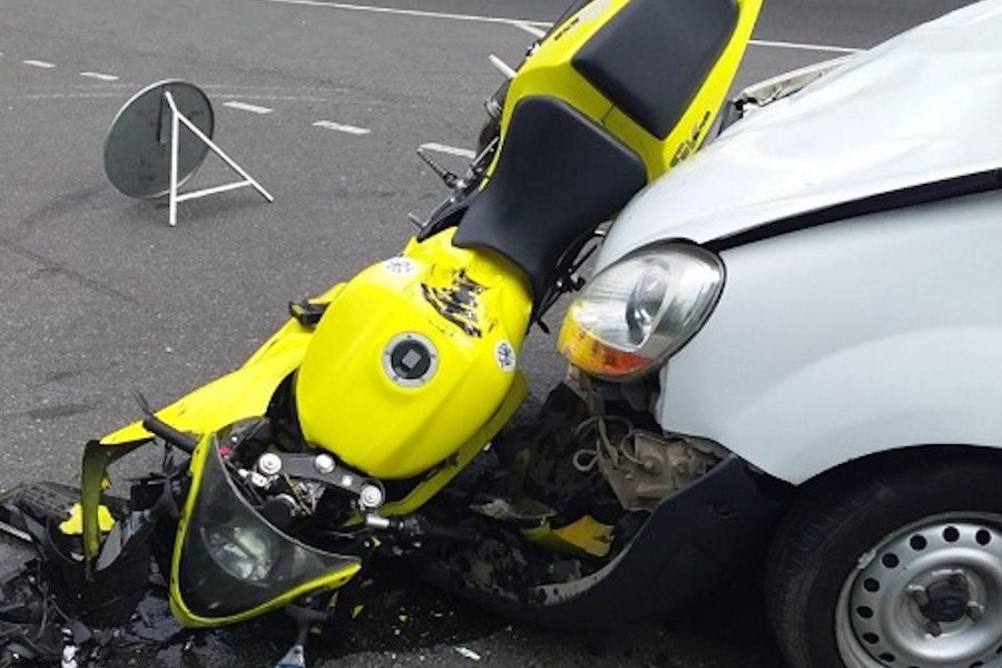 Попавший в ДТП на балтийском шоссе мотоциклист получил множественные переломы