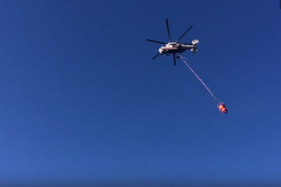 Вертолет тушит склады в Советске (видео)