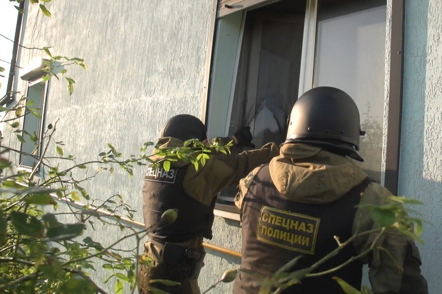 В Калининграде полиция штурмовала дом подозреваемых в наркоторговле (видео)