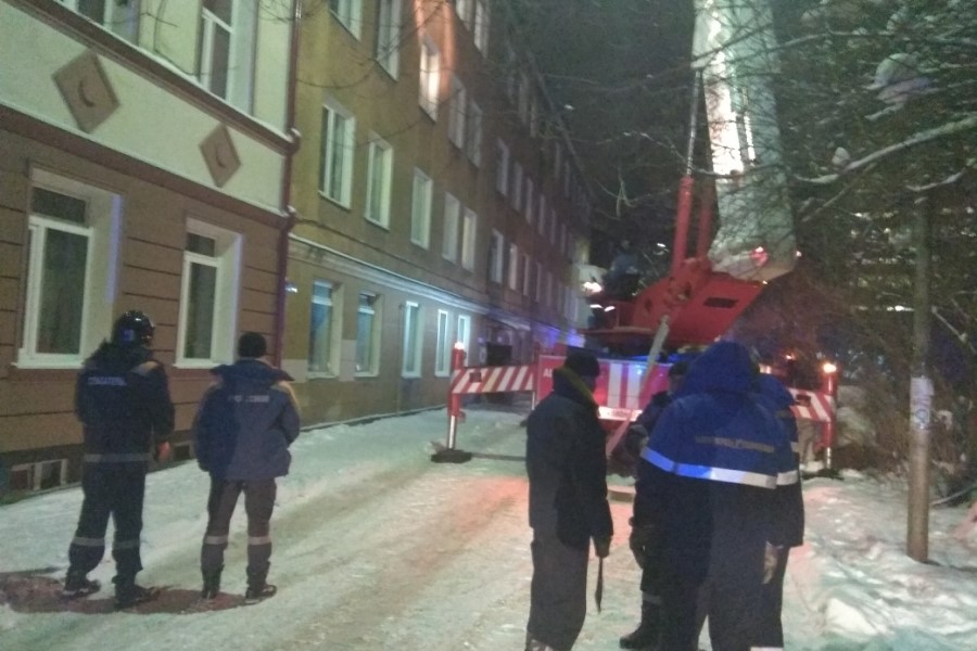 МЧС эвакуировала 30 человек при пожаре на ул. Сибирской