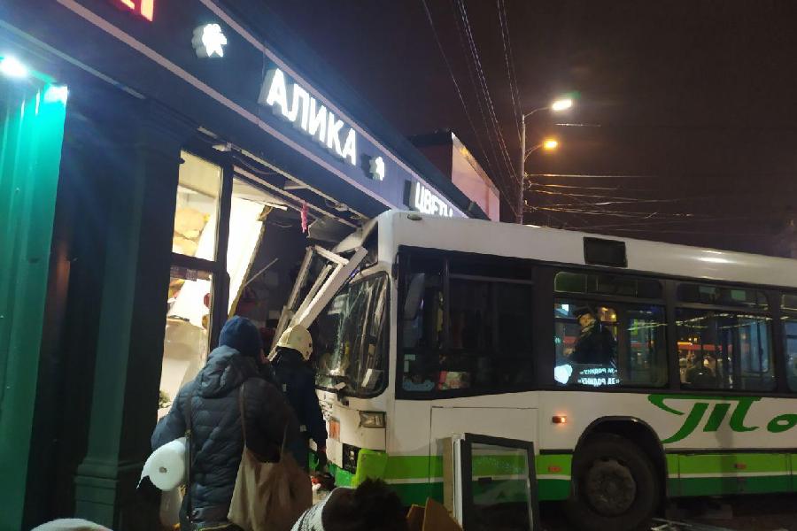 ГИБДД: автобус врезался в павильон у Центрального рынка из-за «банального» нарушения