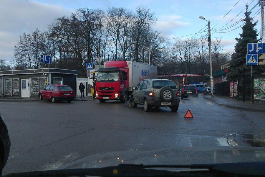 В Чкаловске авто вылетело на тротуар и снесло знак пешеходного перехода (фото)