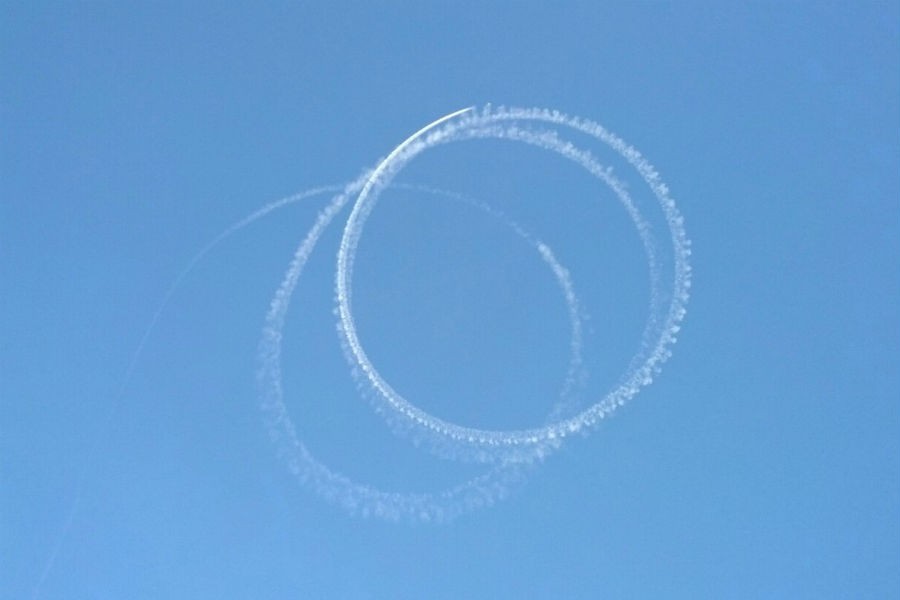 «Нимб над сортировочной»: калининградцы массово постят снимки конденсационного следа (фото)