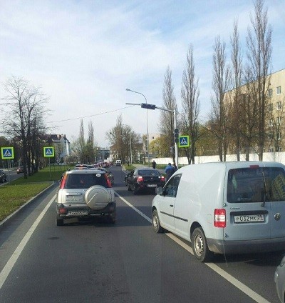 В районе съезда с моста на ул. Гайдара в сторону Советского проспекта собирается пробка из-за ДТП (фото)