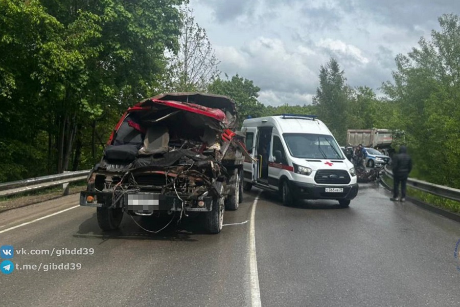 «Движение временно закрыто»: в регионе произошло второе за день ДТП с грузовиками (фото)