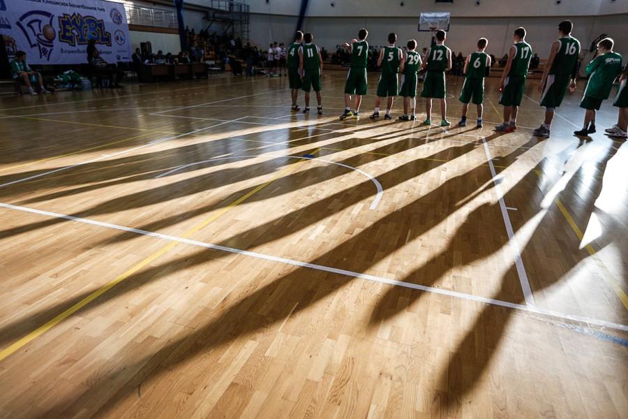 Скользкая дорожка: как чиновники на новых спорткомплексах экономить научились