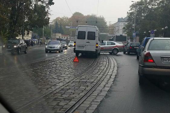 Из-за ДТП с микроавтобусом и такси на проспекте Мира образовалась пробка (фото)