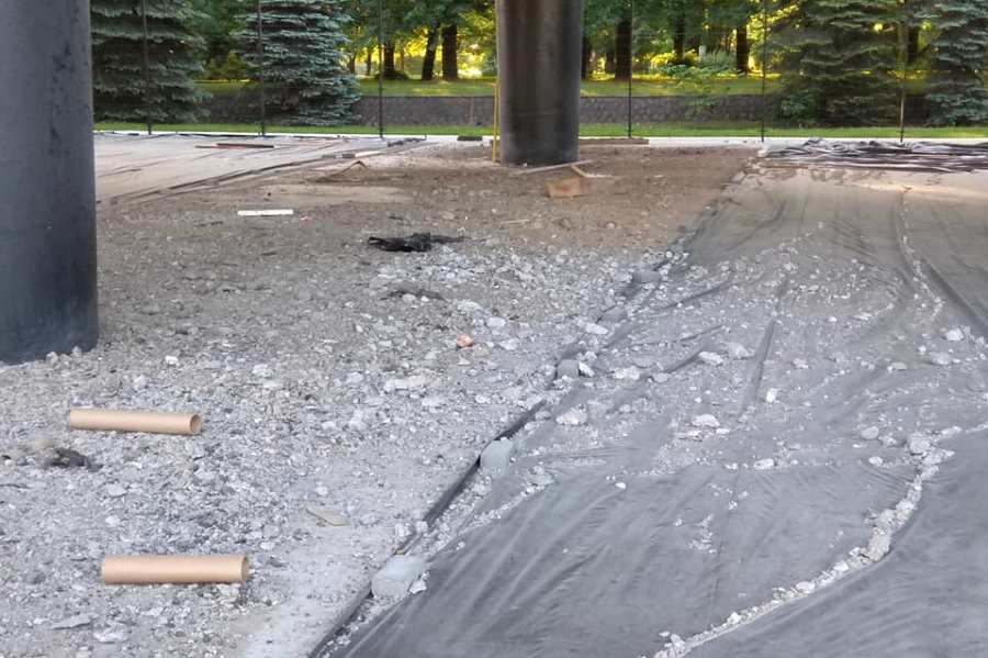Спортплощадку на Острове засыпало строительным мусором из-за ремонта эстакады