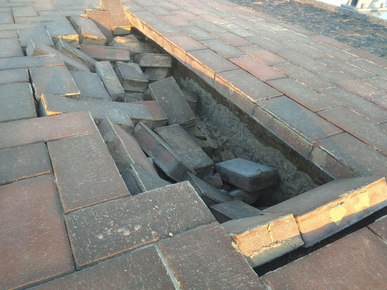 На набережной перед стадионом образовались глубокие провалы плитки