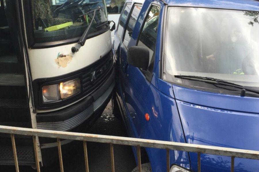 На улице Горького произошло ДТП с участием рейсового автобуса (фото)