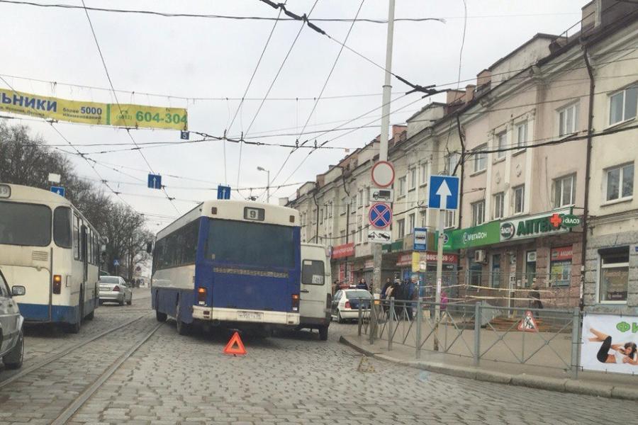 У Южного вокзала столкнулись автобус и маршрутка (фото)