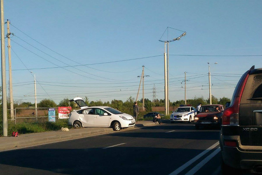 На перекрестке Большой Окружной и Емельянова «Тойота» вылетела на обочину (фото)
