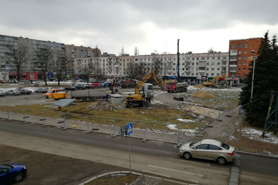 В сквере у ДКМ появилась строительная техника (фото)
