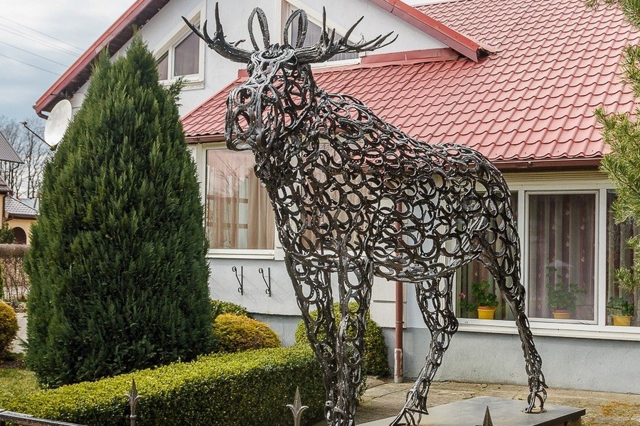 Славску подарили лося из подков (фото)