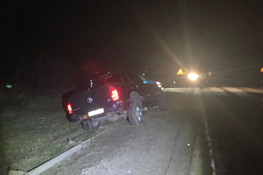 Под Знаменском пикап съехал в кювет, врезавшись в дорожное ограждение