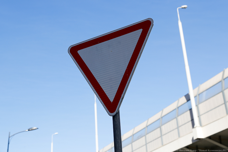 Житель Полесска задержан за кражу 26 дорожных знаков с автотрассы