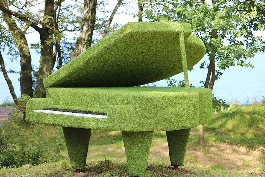 В Светлогорске у Театра эстрады установили зелёный рояль (фото)