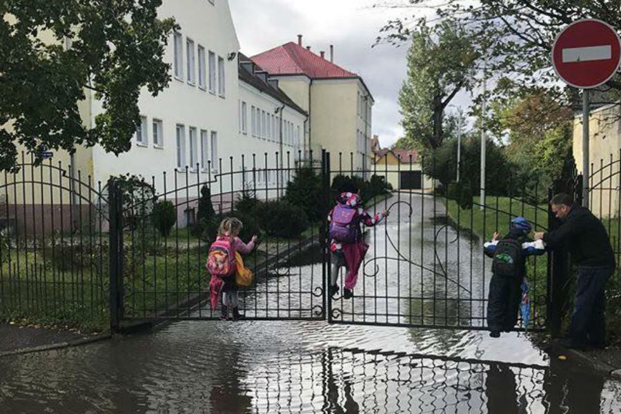 На Северной горе из-за лужи детям приходится пробираться в школу по забору (видео)