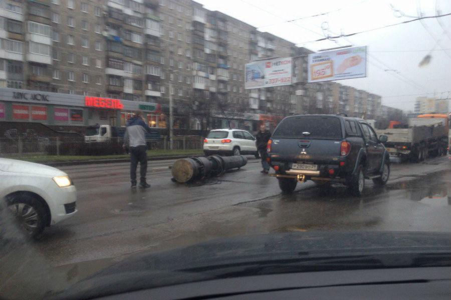 На Моспроспекте грузовик «потерял» габаритную металлическую колонну (фото)