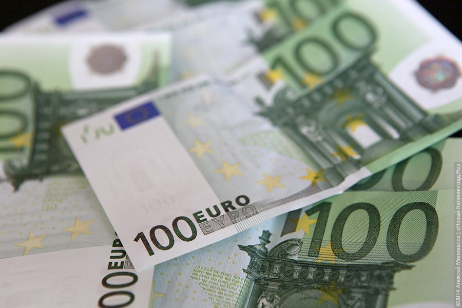 Курс евро поднялся выше 84 рублей впервые с конца апреля