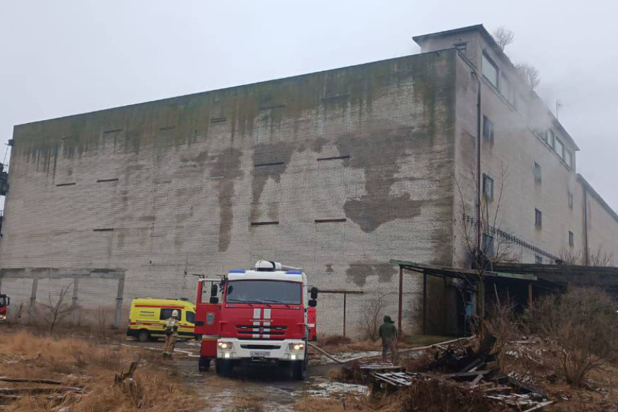 В Светлом произошел пожар в здании бывшего рыбоконсервного комбината