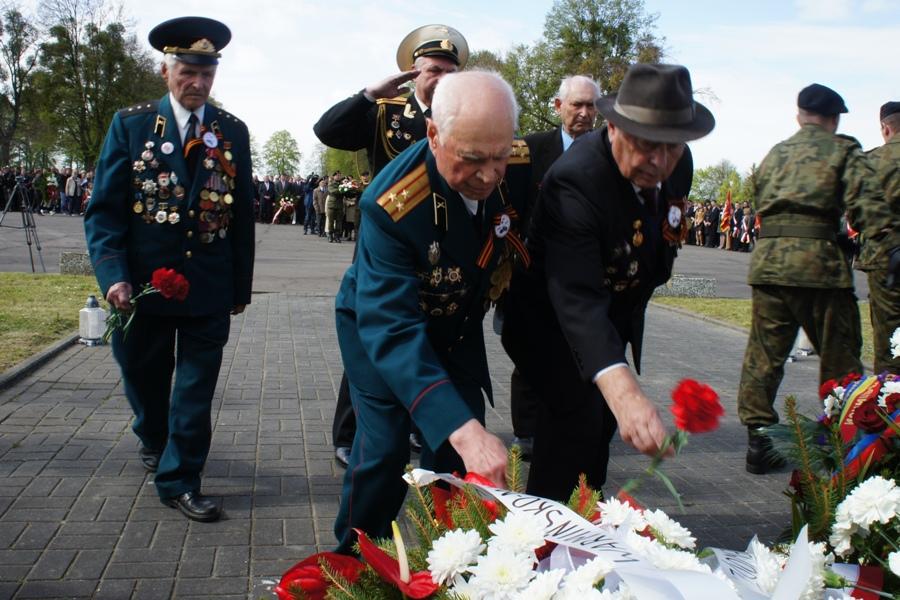 Власти области выделяют 768 тыс. на поездку с байкерами на могилу советских солдат 
