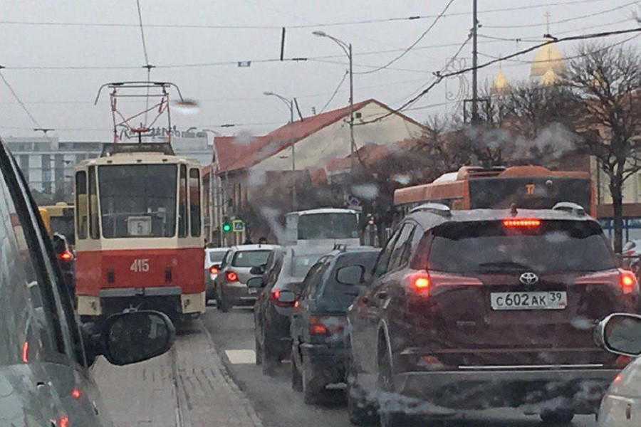 На Черняховского столкнулись 2 легковушки и автобус, собралась пробка (фото)