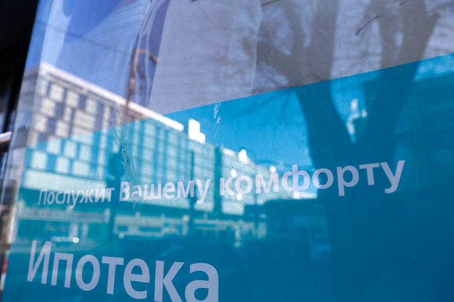 Выдача ипотечных кредитов в России сократилась на треть