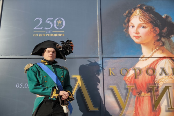 Цвет василька: в «Пакгаузе» отрылась выставка о королеве Луизе