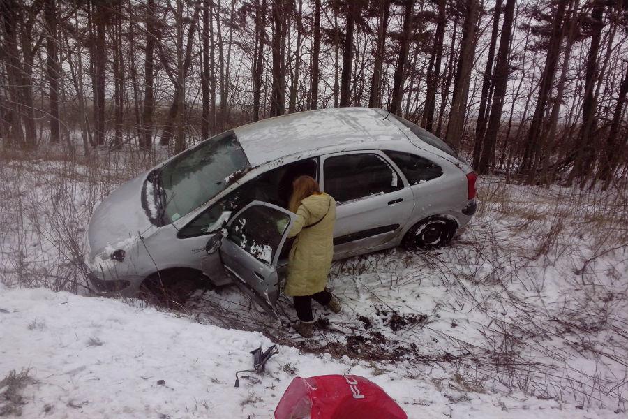На Светлогорской трассе «Ситроен» вылетел в кювет и перевернулся (фото)