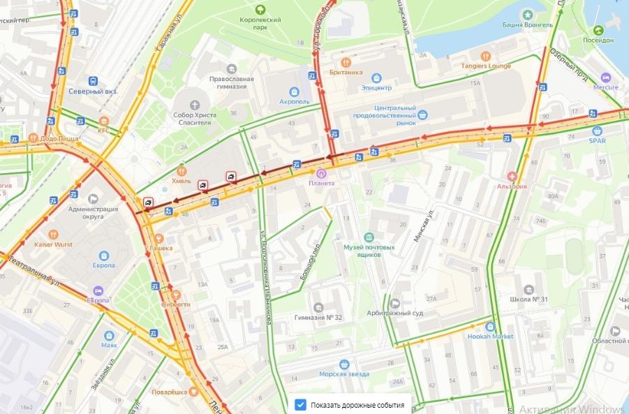 У площади Победы в Калининграде столкнулись пять машин, образовалась пробка (фото)