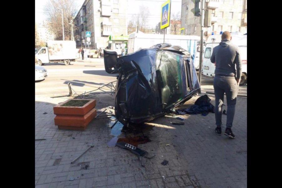 В Калининграде грузовик «МАН» столкнулся с «Ауди», легковушка перевернулась (фото)