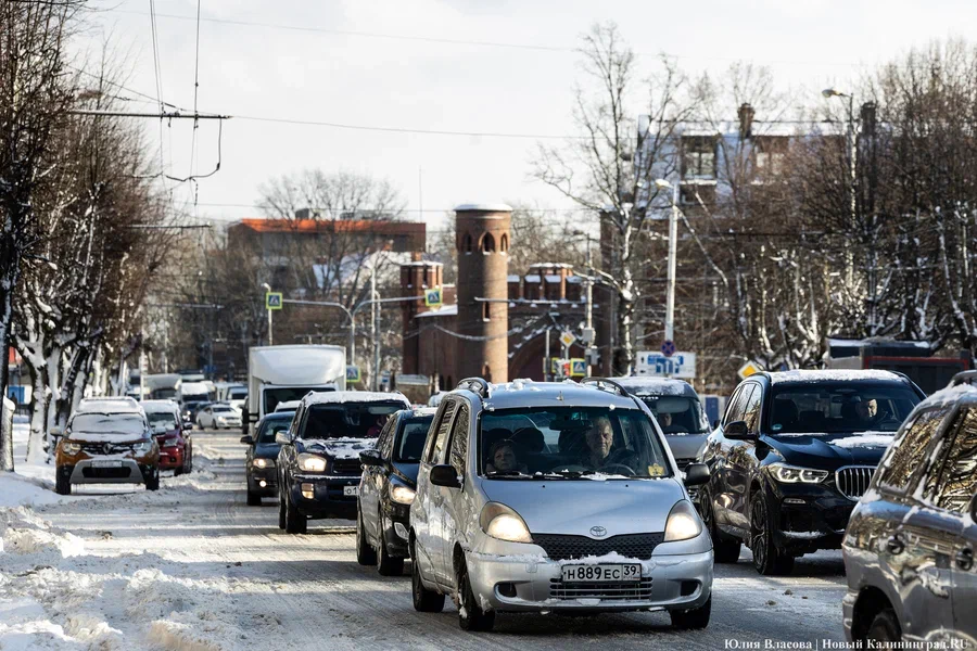 На дороги Калининградской области высыпали более тысячи тонн соли