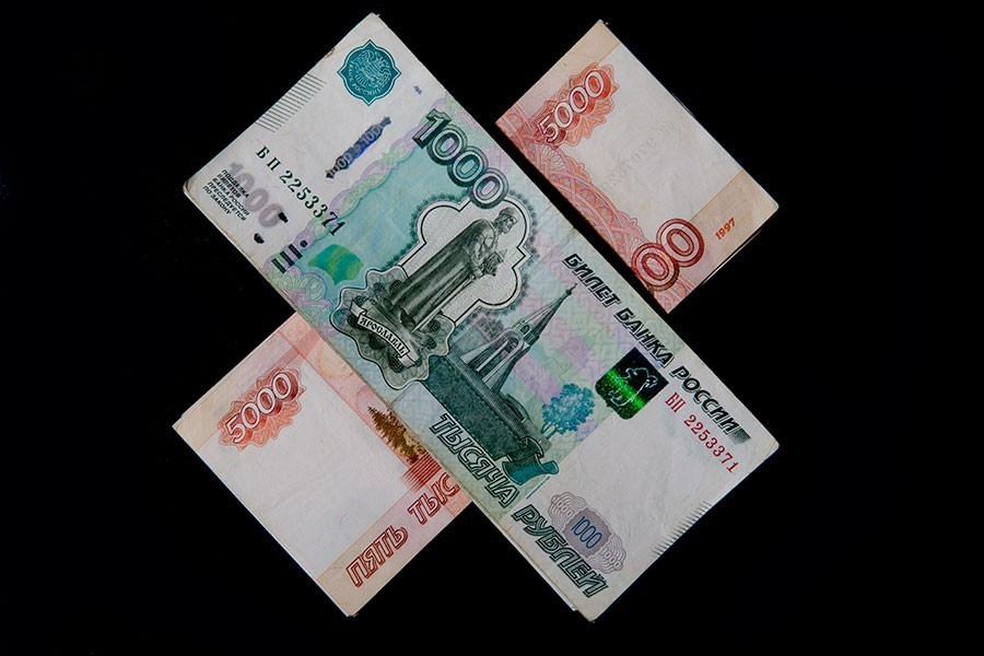 СК: калининградец дал взятку полицейскому, чтобы защитить жену от «административки»