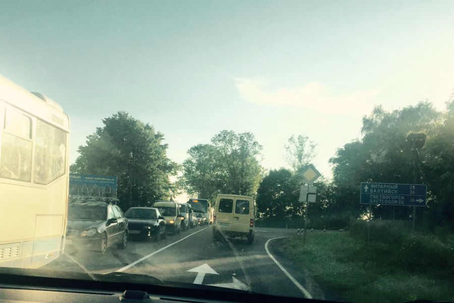 Очевидцы: пробка на въезд в Калининград практически от Волошино (фото)
