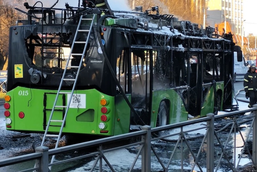 В Калининграде на Московском проспекте сгорел новый троллейбус (фото)